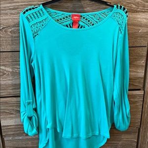 Day trip shirt with lace and keyhole back